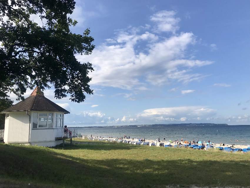 Binz Strand: Hinter Promenade ist gleich die Düne, dahinter der Sandstrand.