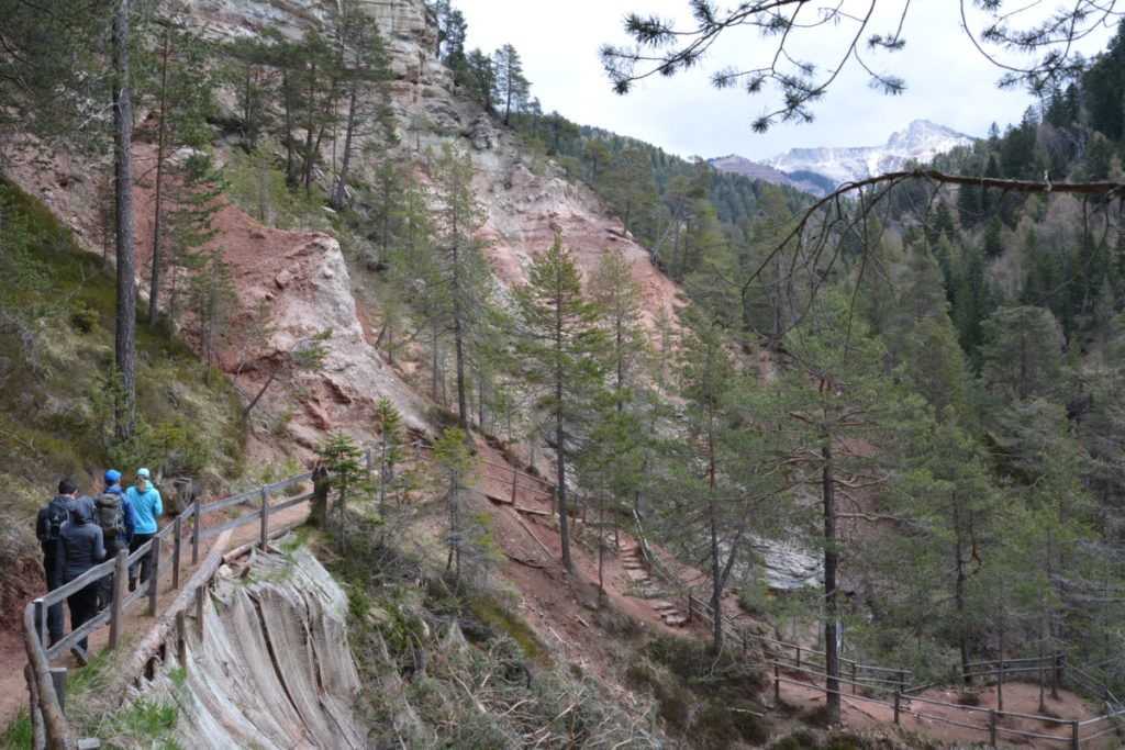 Bletterbachschlucht Wanderung in Südtirol hinunter ins Bachbett