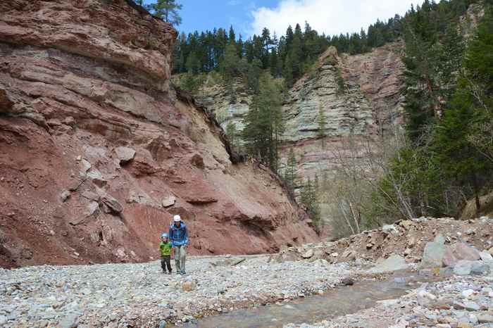 Im Flußbett der Bletterbachschlucht wandern mit Kindern in Südtirol