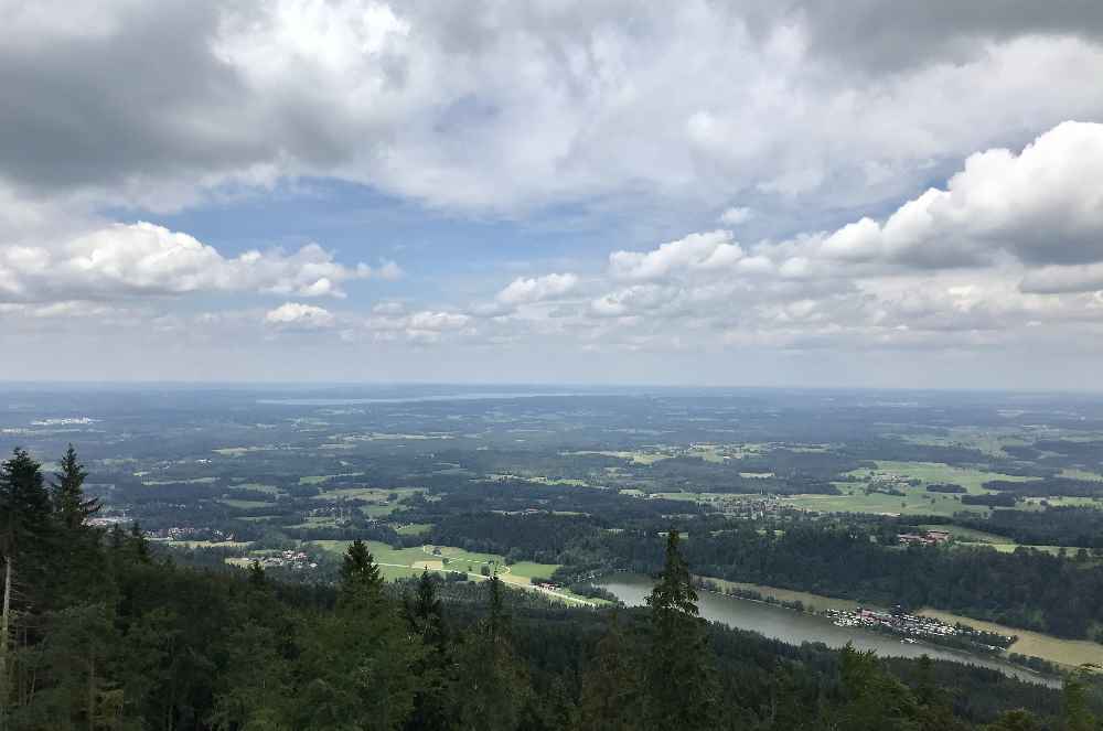 Vom Doppelsessel der Blombergbahn haben wir diesen Ausblick ins Voralpenland - samt Starnberger See