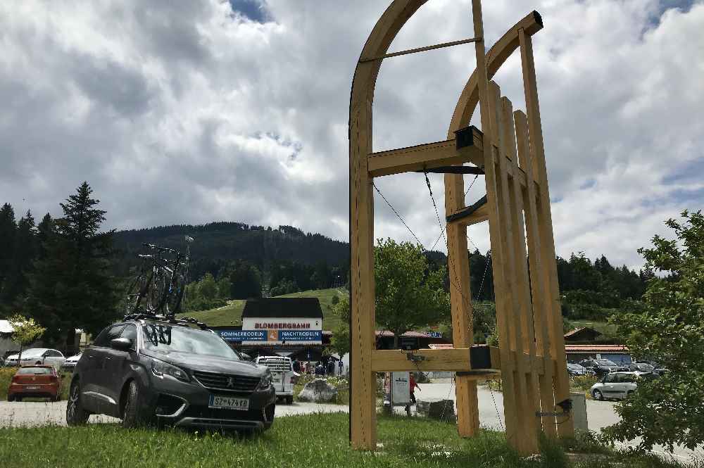 Leicht zu finden: Der Parkplatz bei der Blombergbahn mit dem riesigen Rodel oder Schlitten.