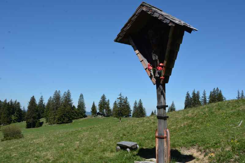 Bodenschneid wandern: Der Bildstock auf der großen Wiese der Bodenalm 