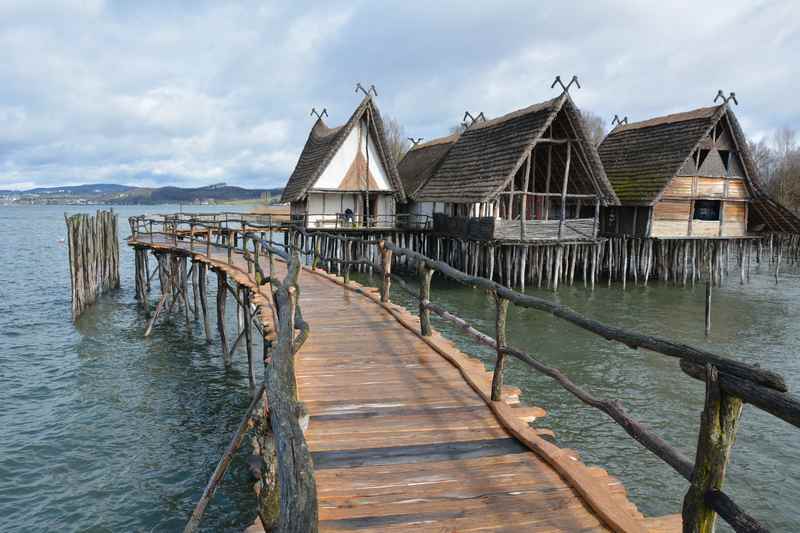 Der Bodensee - ein Top - Ausflug mit Kindern in Deutschland, hier die bekannten Pfahlbauten