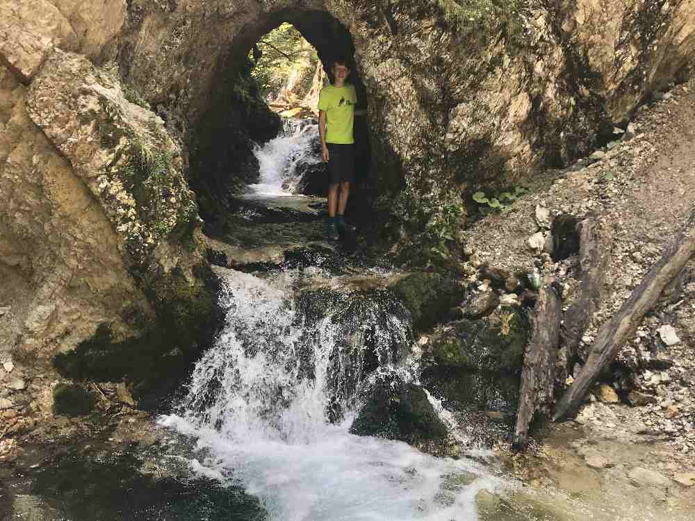 Gewaltig: Das Wasser hat sich in den Felsen dieses Tor gefressen!