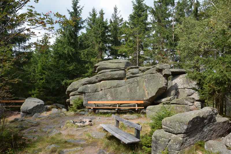 Im Böhmerwald wandern und Pause machen beim Bärenstein, die Kraxelfelsen für Kinder