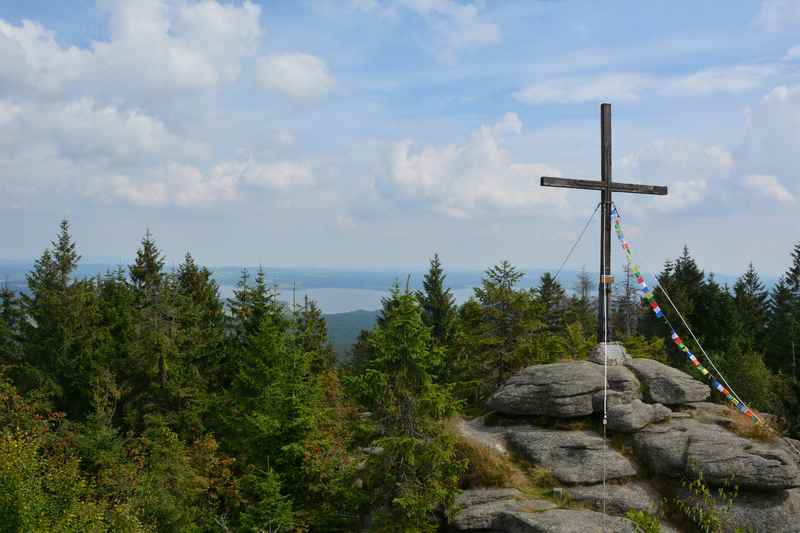 Familienwanderung Oberösterreich: Im Böhmerwald wandern mit Kindern, die Granitfelsen sind gut zum Kraxeln für Kinder