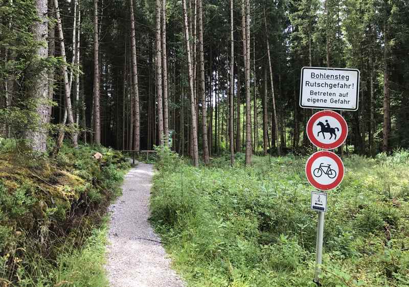 Der Einstieg in den Bohlenweg im bayerischen Murnau