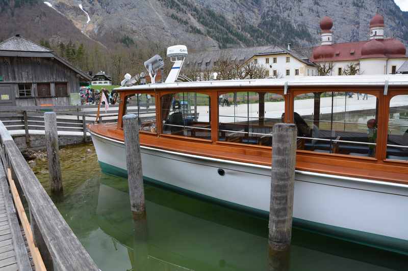 Etwas farblos wirkt ein Ausflug am Königssee mit Kindern, wenn die Wolken den blauen Himmel verdecken