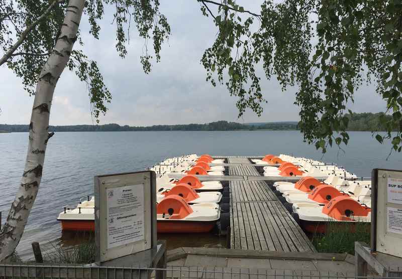 Murner See Boot fahren - viele Tretboote sind im Sommer am Ufer - allerdings zu eingeschränkten Öffnungszeiten