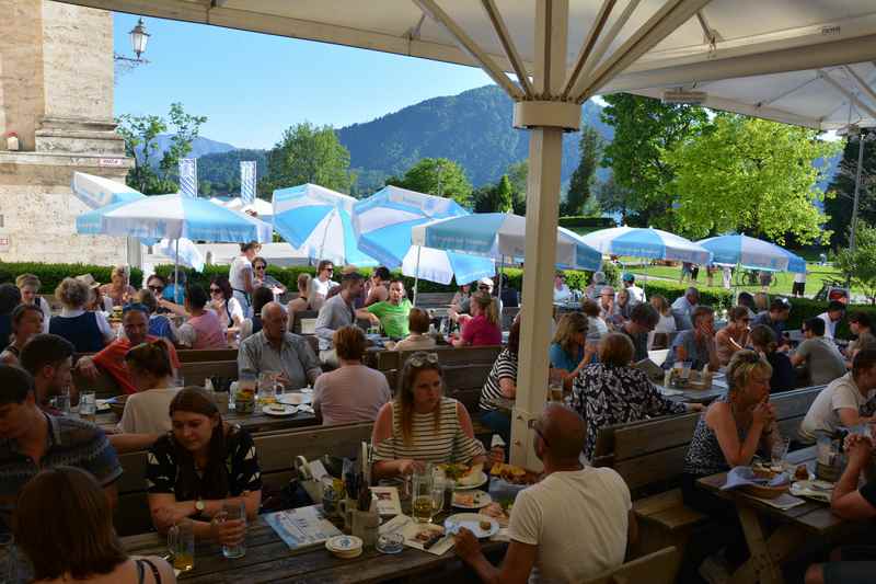 Der Biergarten ist gut belegt - wir gehen nach innen ins Bräustüberl