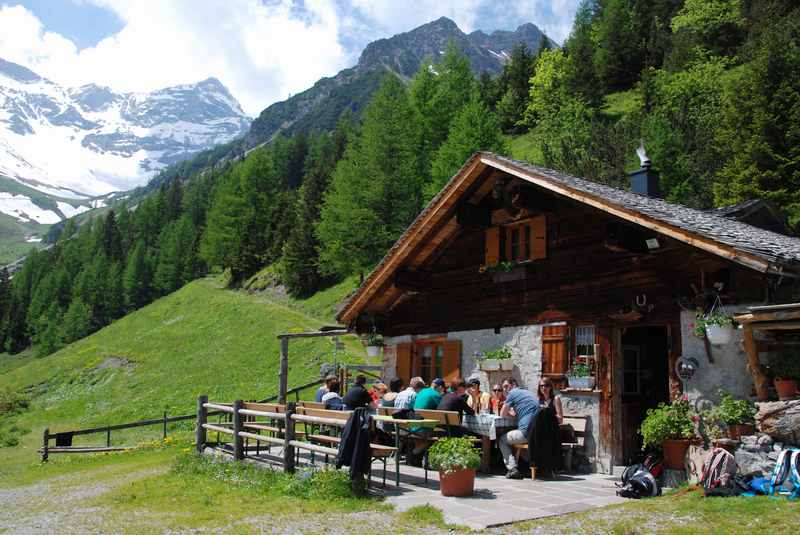 Wandern Vorarlberg mit Kindern - Einkehren auf einer Hütte im Zalimtal