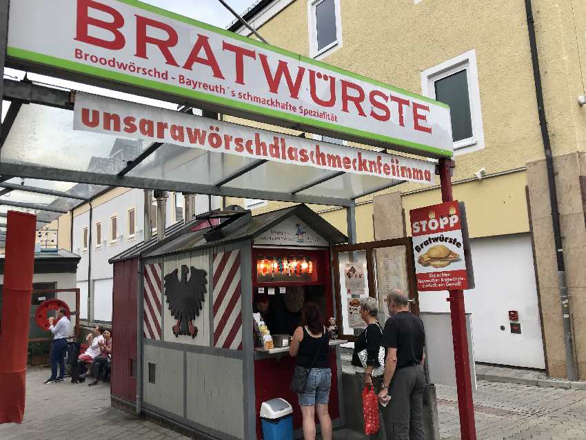 Typisch für Bayreuth: Die kleinen Buden mit der Bayreuther Bratwurrst: "Bratwörtschla schmeckn fai immer"