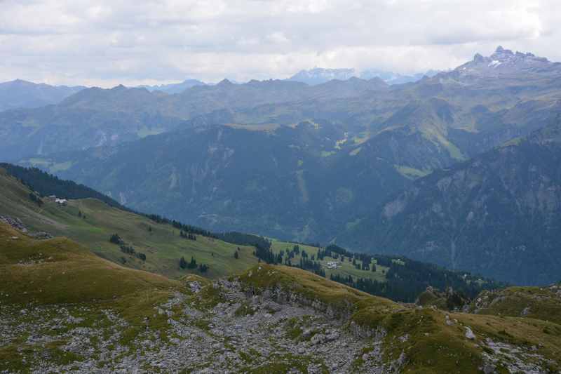 Viel Panorama auf die Berge des Glarnerland beim Wandern in Braunwald am Bützi