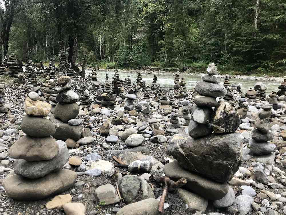 Das gefällt mir: Ganz viele Steinmandln zieren das Ufer der Breitach