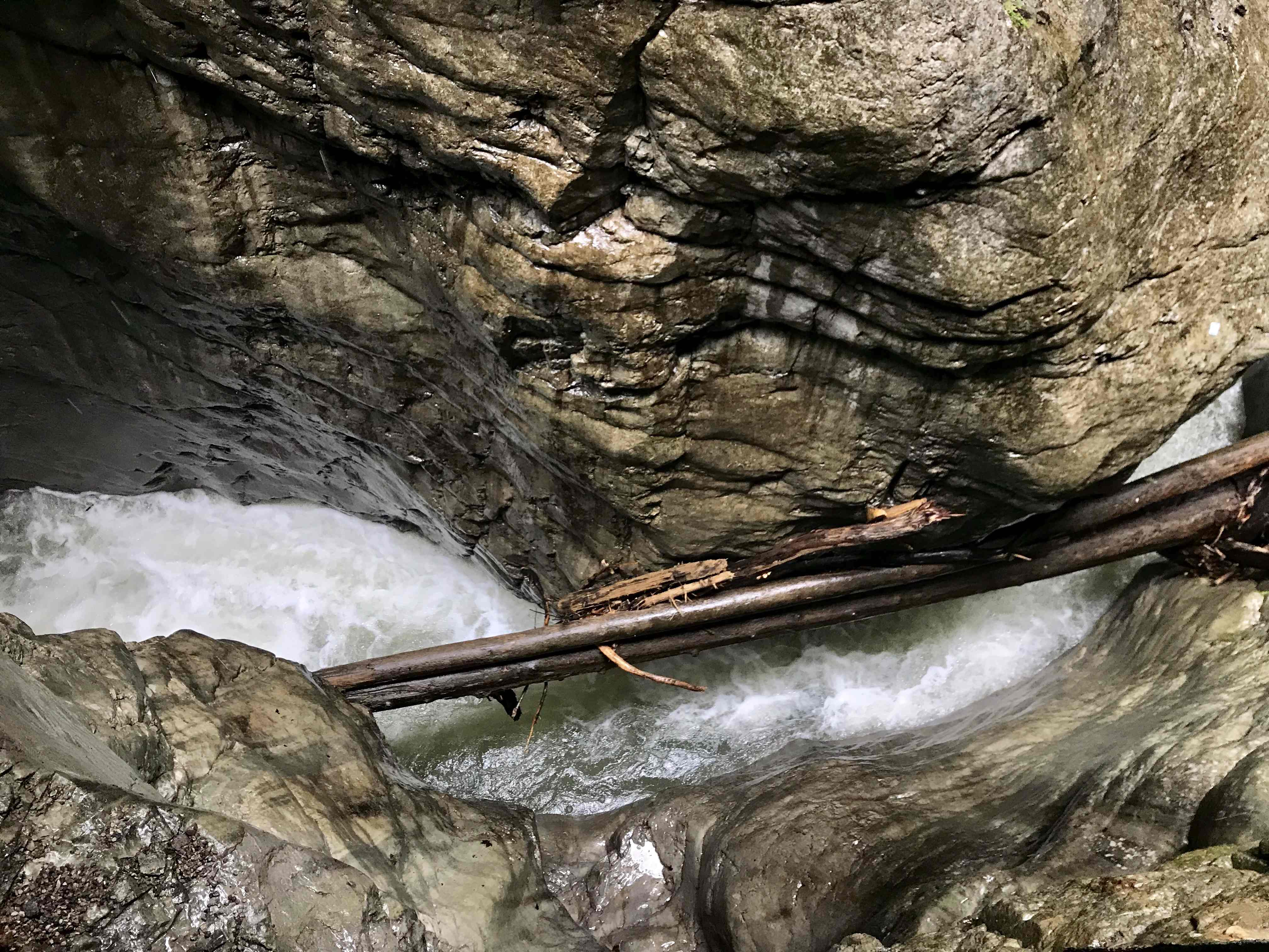 Tosendes Wasser in den Felsen der Breitachklamm