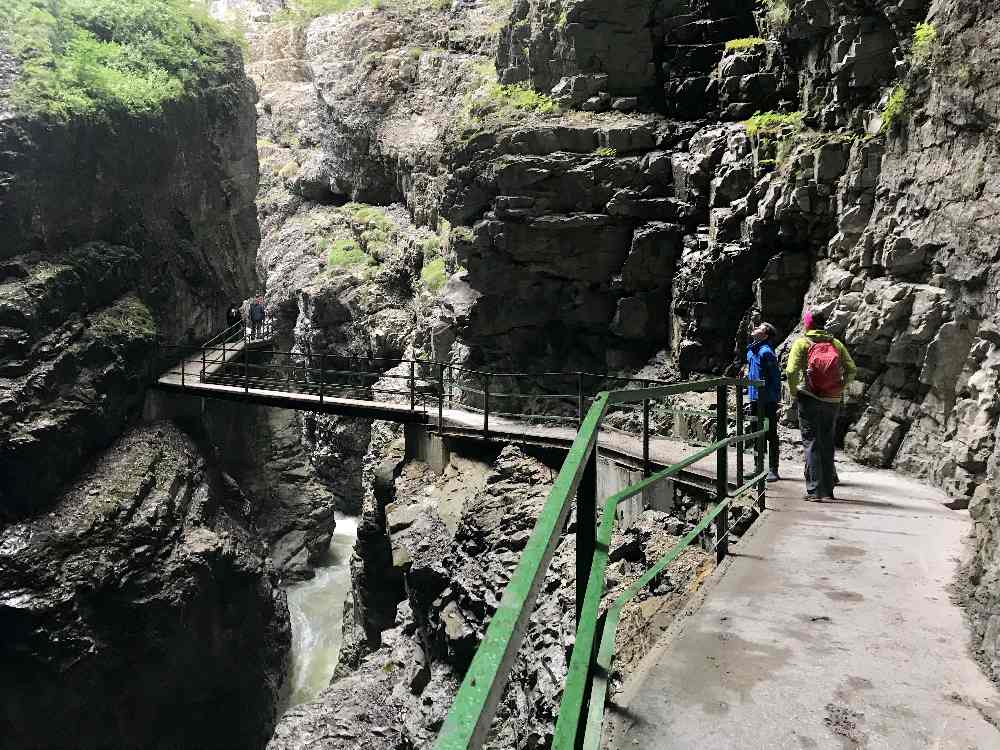 Über Brücken und Stege führt die Familienwanderung durch die beliebte Klamm in den Alpen