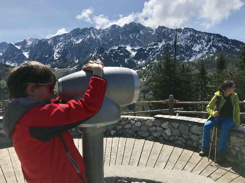 Am Brentenjoch ist dieses Fernrohr die Attraktion für alle Kinder - sie bekommen eine kostenlose Erklärung der Berggipfel