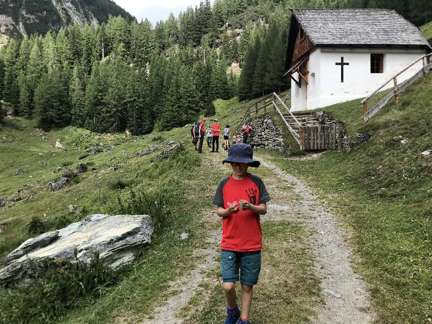 Bei der Bricciuskapelle Heiligenblut treffen wir andere Familien mit Kindern