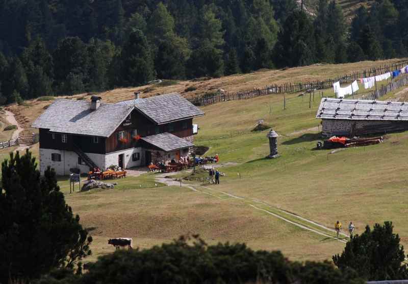 Die Brogles Hütte unterhalb der imposanten Geislerspitzen in den Dolomiten