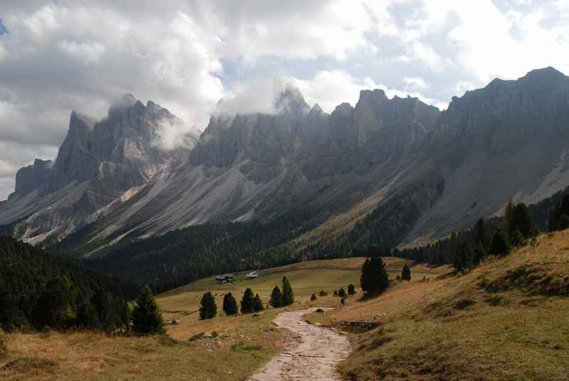 Die letzten Meter zur Brogleshütte wandern...