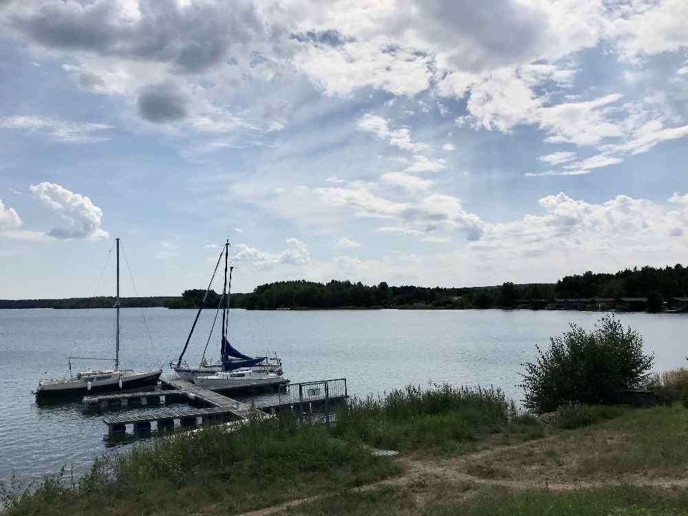 Der Blick beim Parkplatz auf den Brückelsee