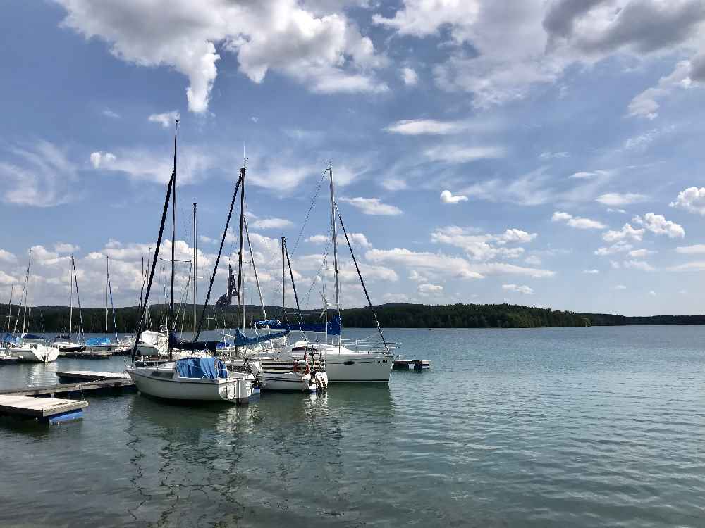 Der Blick auf den Brückelsee - mit dem Bootshafen beim Yachtclub