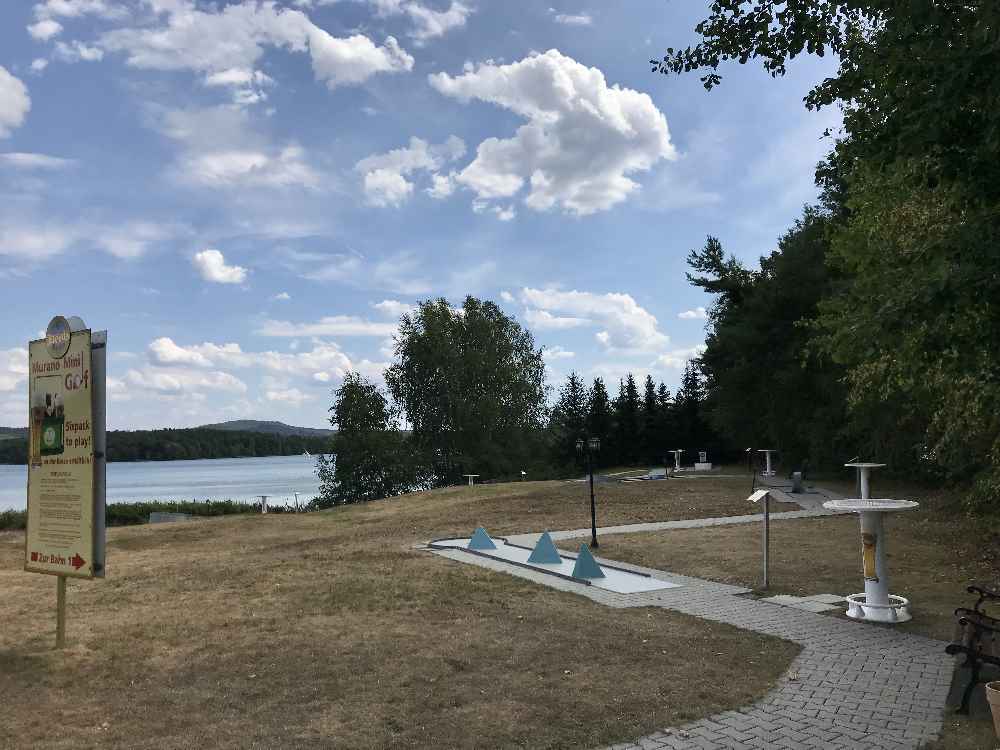 Das ist der Platz zum Minigolfen am Brückelsee in der Oberpfalz