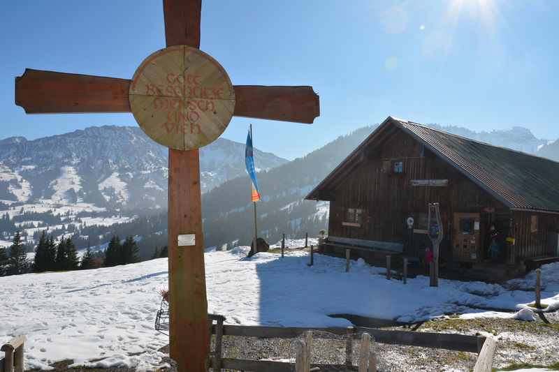 Die Buchelalpe im Allgäu samt "Gipfelkreuz" - selten bei einer Kinderwagen Wanderung