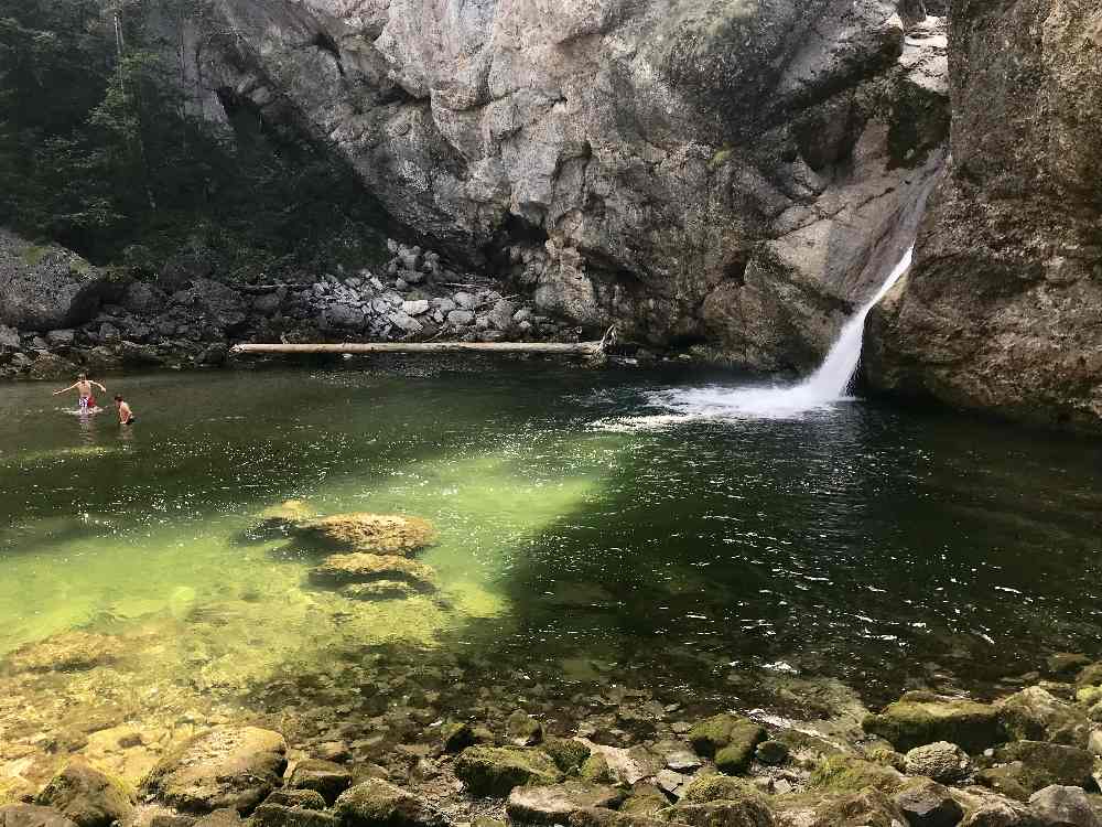 Ausflugsziele Allgäu mit Kindern: Zuerst zu den Buchenegger Wasserfällen wandern, danach auf die Sommerrodelbahn am Hündle!