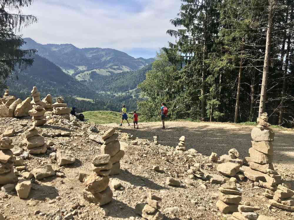 Buchenegger Wasserfälle Wanderung: An den vielen Steinmandeln führt uns der breite Weg vom Gipfel in Richtung Bärenschwandalpe 