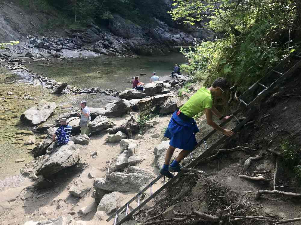 Die letzten Meter zum Wasserfall - über eine Leiter steigen wir an die Weißach