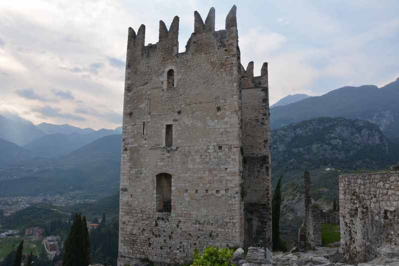 Der markante Turm der Burg Arco in unserem Familienurlaub Gardasee