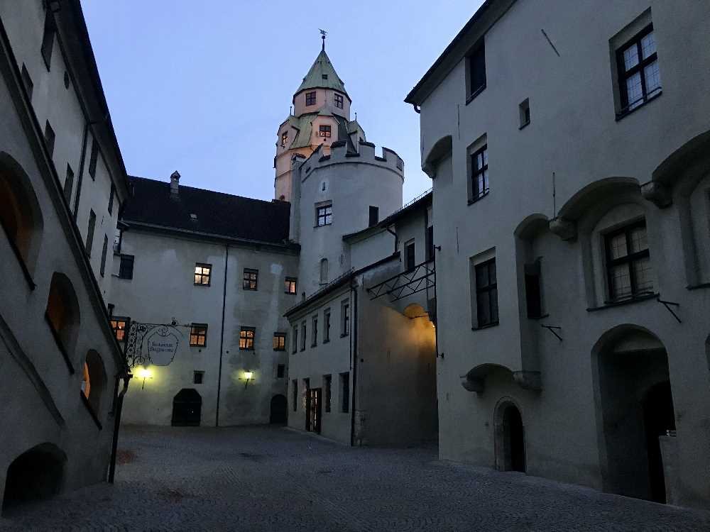 Eine der Sehenswürdigkeiten in Hall in Tirol - der Turm der Burg Hasegg