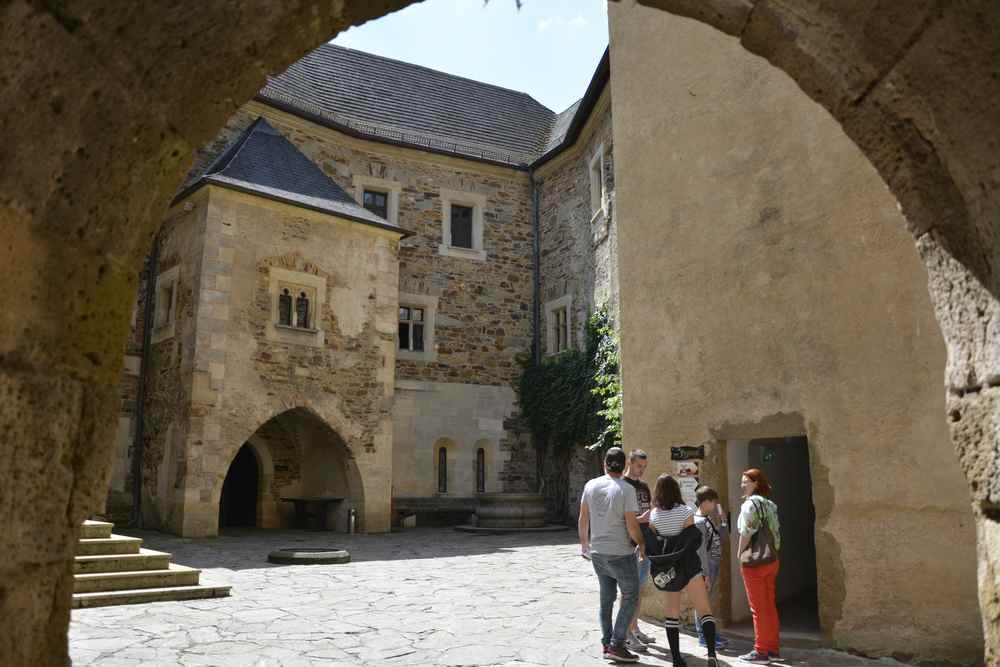 Der Innnehof in der Oberburg von Burg Lockenhaus