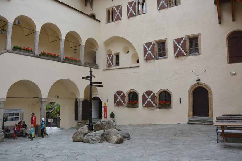 Burg Mauterndorf in Salzburg: Riesiger Innenhof mit Bögen. Hätten wir nicht erwartet.