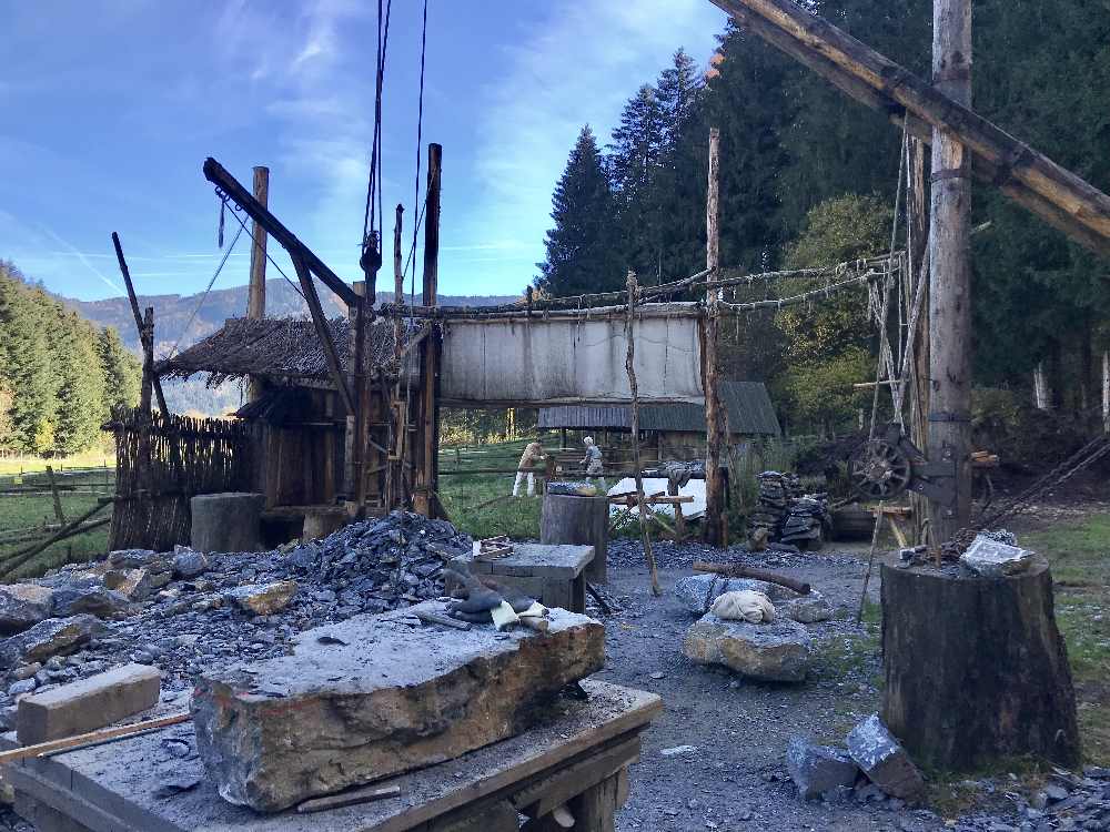 Auf der Burgbaustelle: Hier werden beim Burgbau Friesach die Steine für die Gebäude der Burg geschlagen