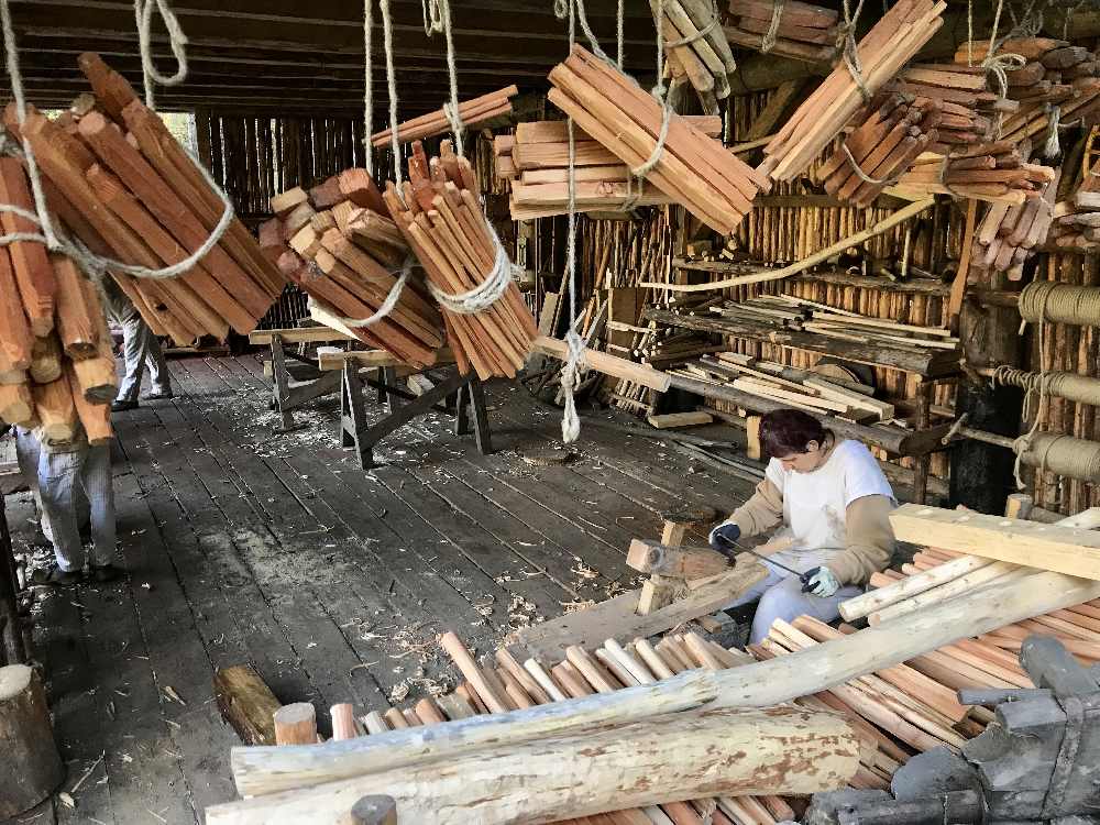 Burgbau Friesach: In der Holzwerkstatt werden Schindeln aus Lärchenholz, Holznägel und weitere Holzerzeugnisse wie früher hergestellt