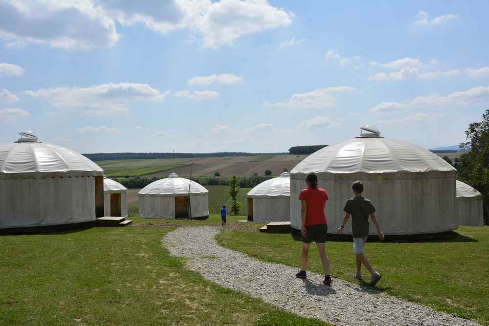 Glamping mit Kindern: Im Burgenland im Jurtendorf übernachten im JUFA Neutal