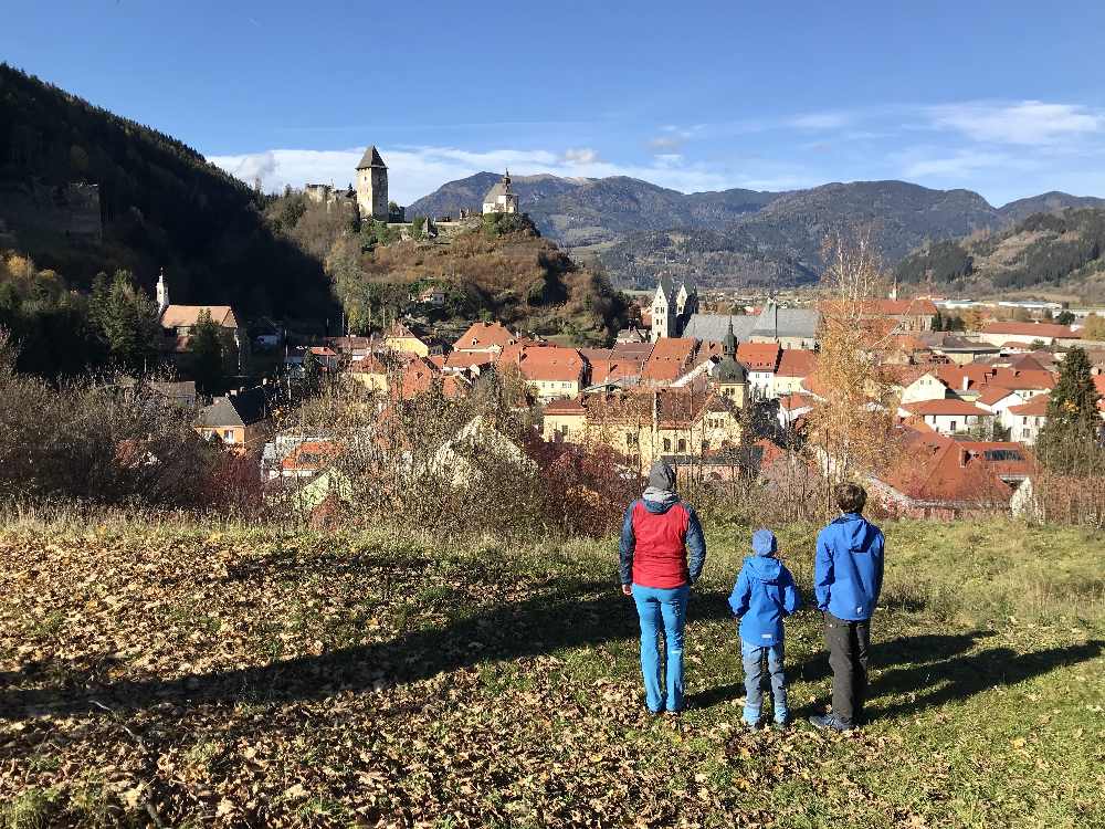 Die Burgenwanderung in Kärnten auf dem Burgenwanderweg mit Aussicht über Friesach