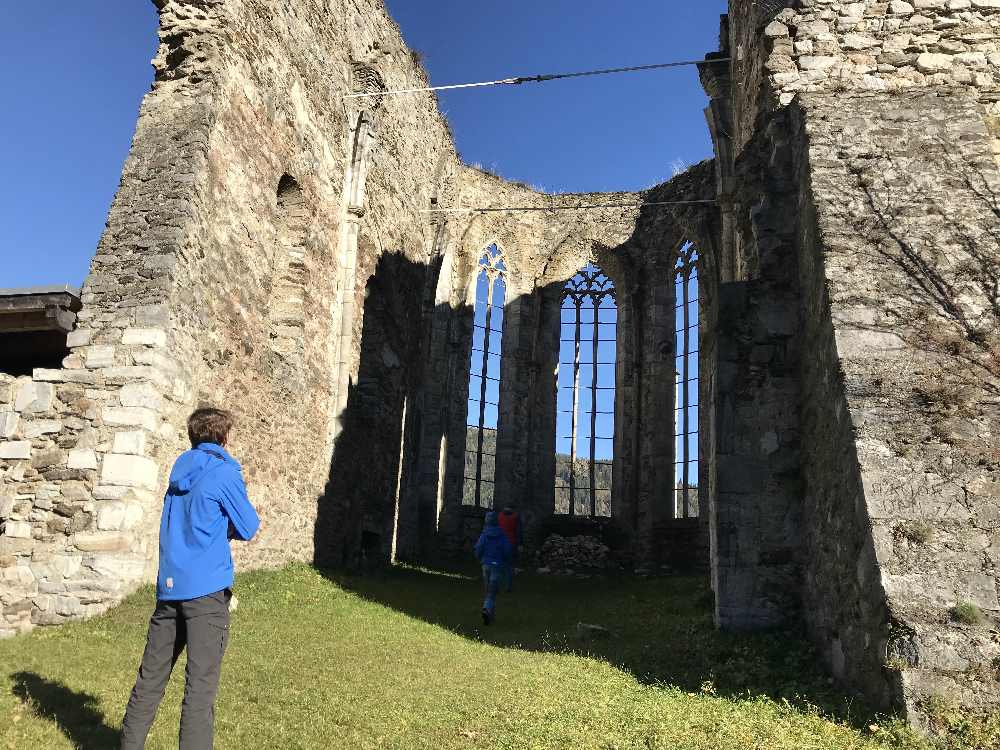 Herbsturlaub mit Kindern: Eine der Ruinen auf dem Burgenwanderweg in Kärnten - früher mal eine Kirche!