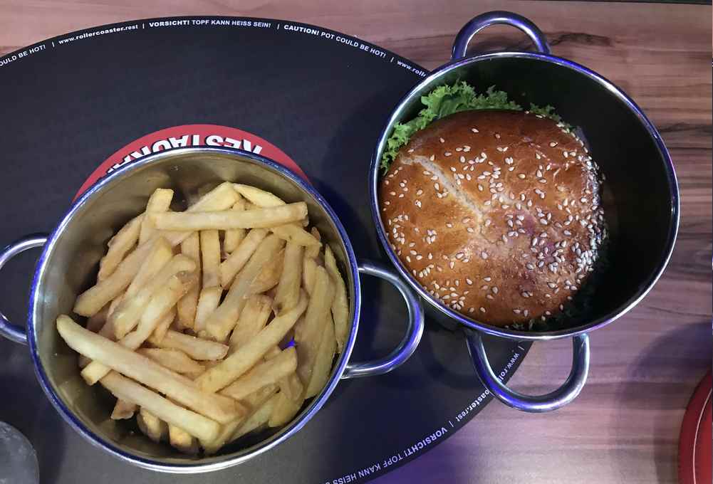 Rollercoaster Restaurant Wien : So kommen unsere Burger auf den Tisch: Im Topf.