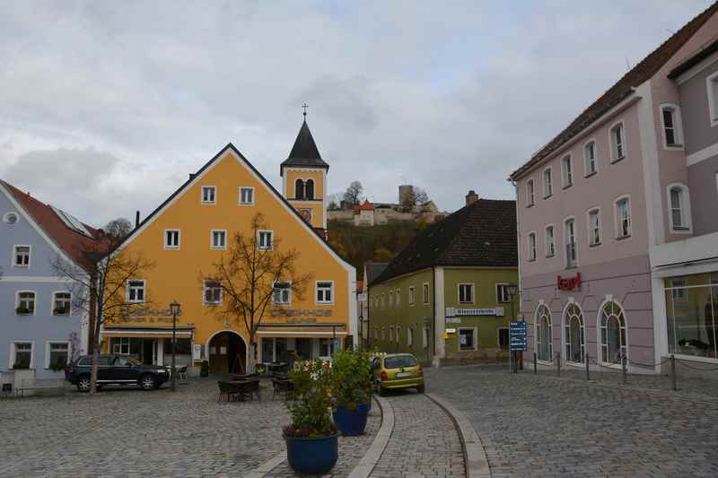 Unser Ziel am Naabtal Radweg:  Burglengenfeld, hinten im Bild versteckt die Burg