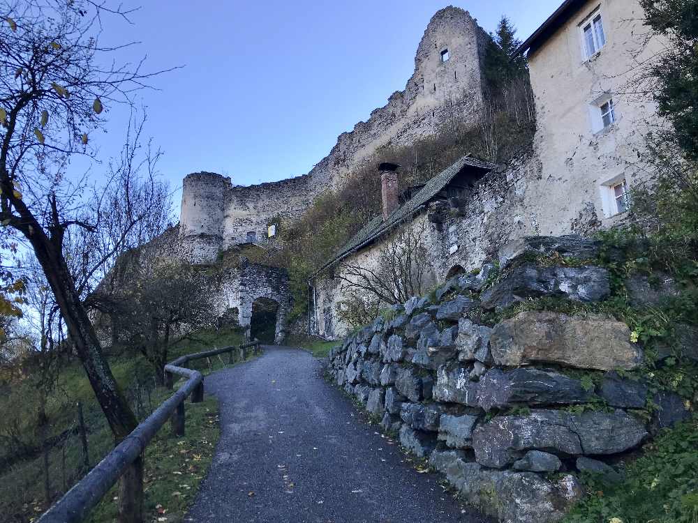 Jetzt im Oktober liegt die Burgruine Petersberg leider schon im Schatten, schöne Wanderung in Kärnten mit Kindern