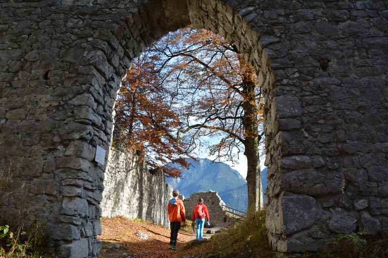 Sehr interessant für Kinder: Die Eroberung der Burgruine Werdenfels oberhalb von Garmisch Partenkirchen