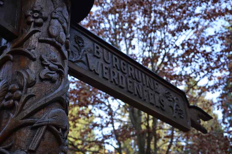 Hier geht es zur Burgruine Werdenfels - ein tolles Schild, ansonsten eher schwache Beschilderung der Wanderwege, besser Wanderkarte mitnehmen!