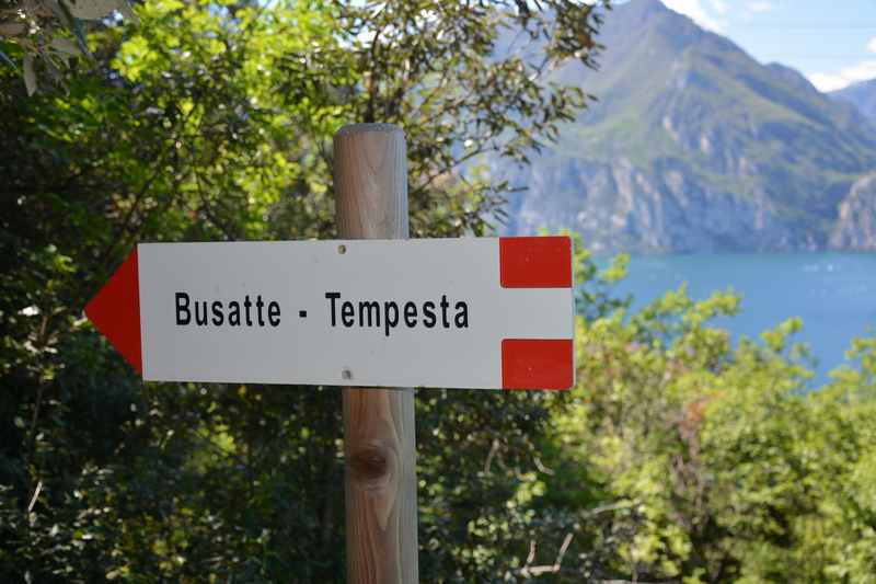 Familienwanderung von Torbole nach Tempesta: Immer den Schildern nach zu den Eisentreppen