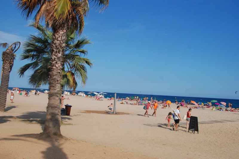 Calella Spanien: Der weite Strand im Familienurlaub an der Costa Barcelona