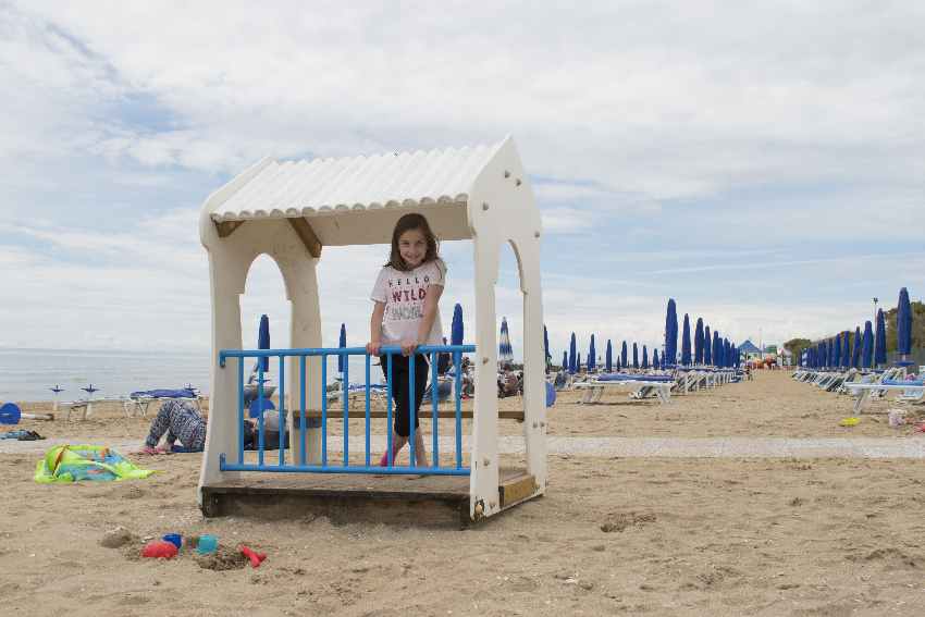 Das ist der kleine Spielplatz am Meer am Europa Camping Village Campingplatz