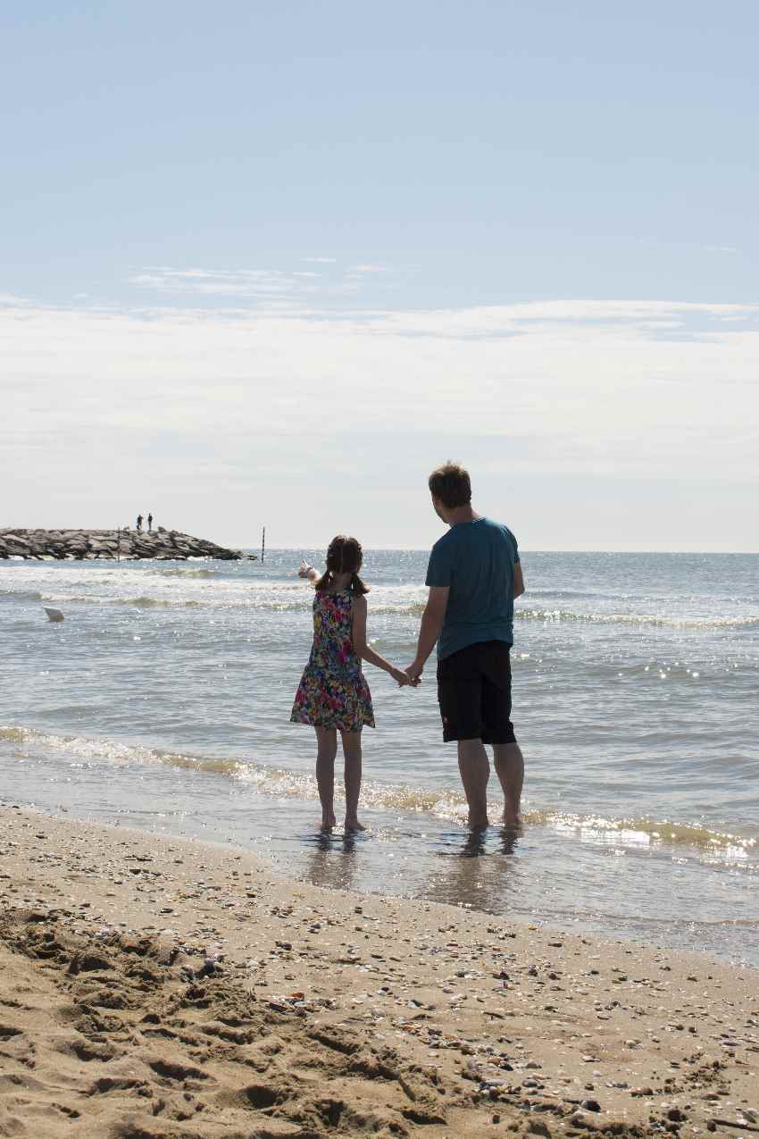 Camping Italien am Meer mit Kindern - Strandspaziergang direkt nach dem Aufstehen