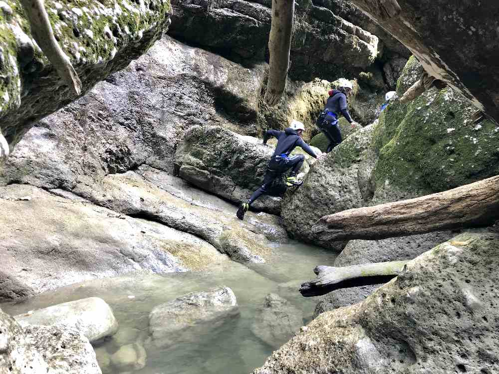 Durch die Felsen führt die Almbachklamm Canyoningtour zurück 